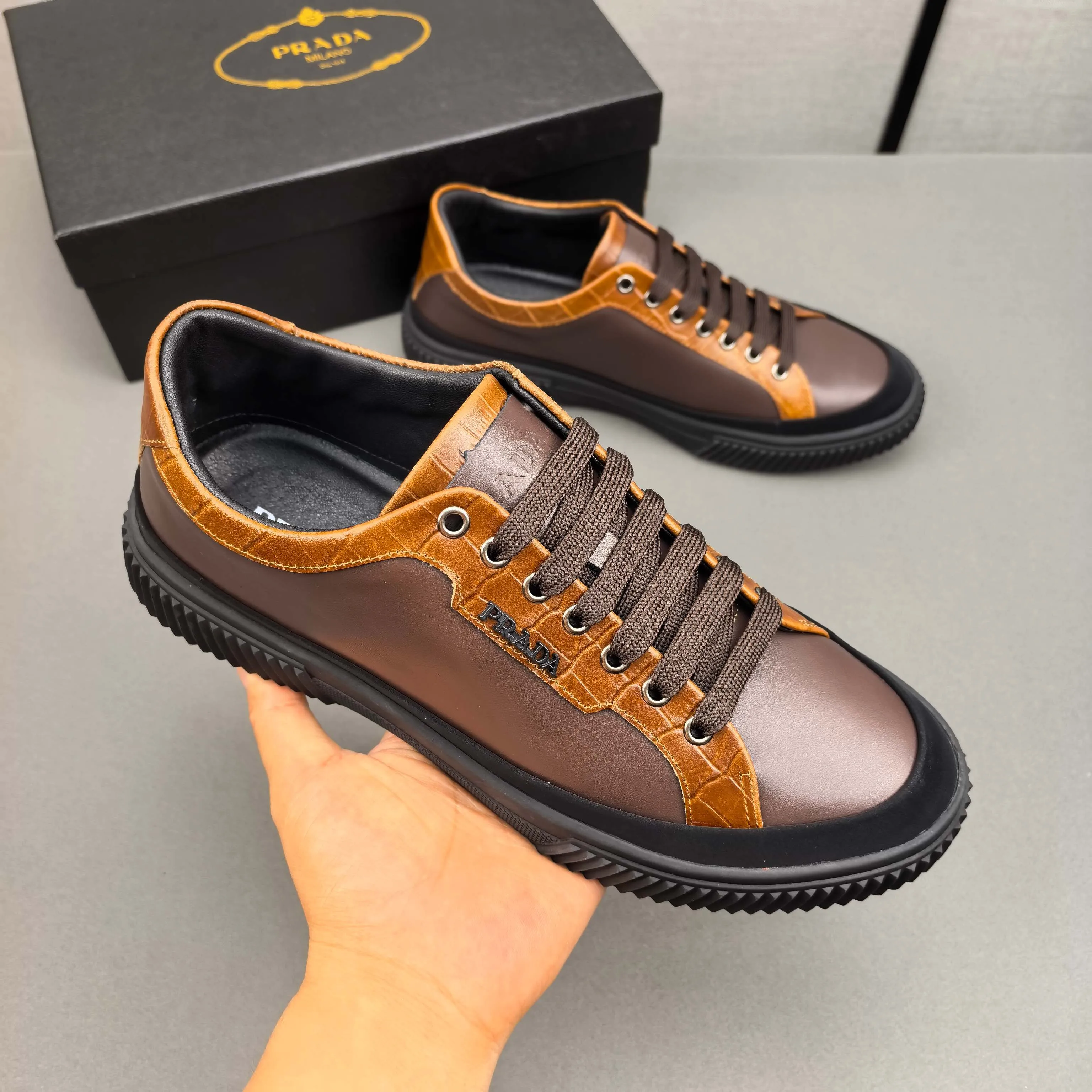 PP400👟👟👟Prada set off the audience! Prada, an international brand that is constantly innovating, this men's casual shoe, the original version, made of cowhide leather at a ratio of one to one at the store, with leather feet and rubber non-slip outsole, breathable and comfortable, quality speaks for itself👄38-44